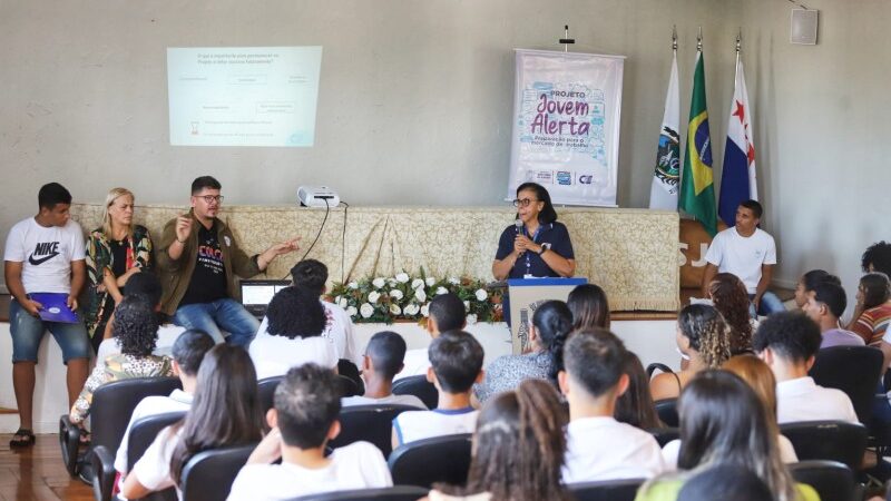 Jovens participam de curso preparatório para o mercado de trabalho