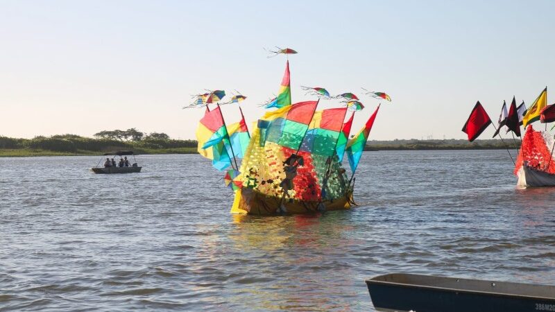 Desfile de canoas ornamentadas colore o Rio Paraíba do Sul