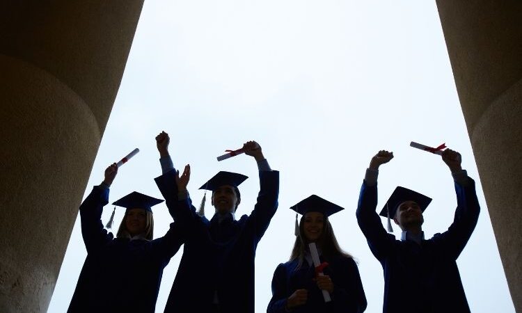 Assembléia Legislativa do Estado do Rio de Janeiro. Menores de Idade poderão fazer supletivo para garantir acesso às Universidades Públicas