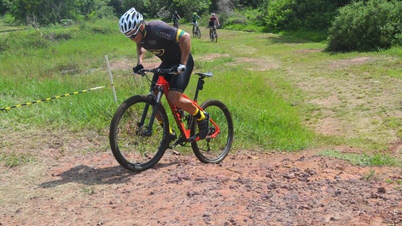 Corrida de mountain bike acontece na festa de Nossa Senhora Aparecida, no bairro Chatuba