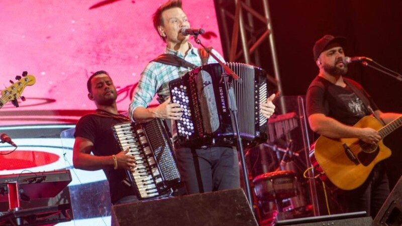 Michel Teló encanta o público na Festa da Penha, em Atafona