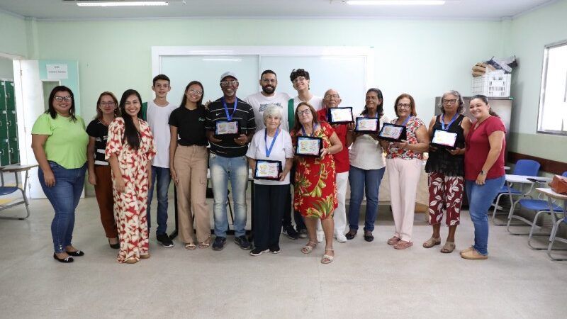Idosos do Cras Açu recebem certificado de conclusão de projeto de inclusão digital