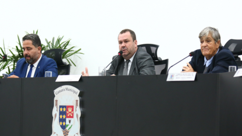 Trator para auxiliar os pescadores e contratação de empresa para socorro marítimo são debatidos durante sessão