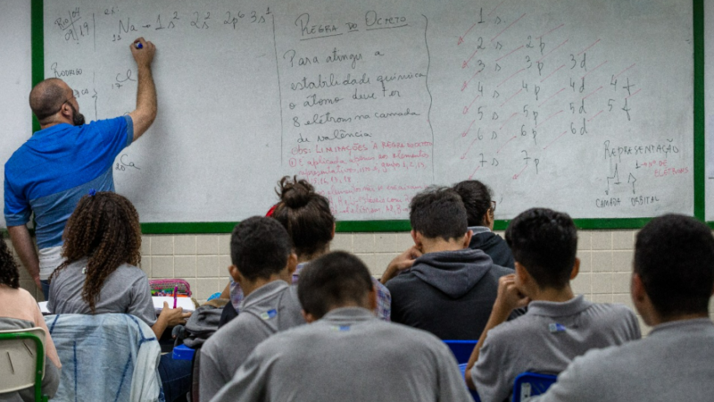 Governador Cláudio Castro autoriza contratação de mais de 4 mil professores temporários