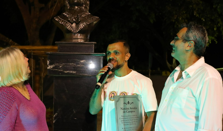 Homenagem à Narciza Amália