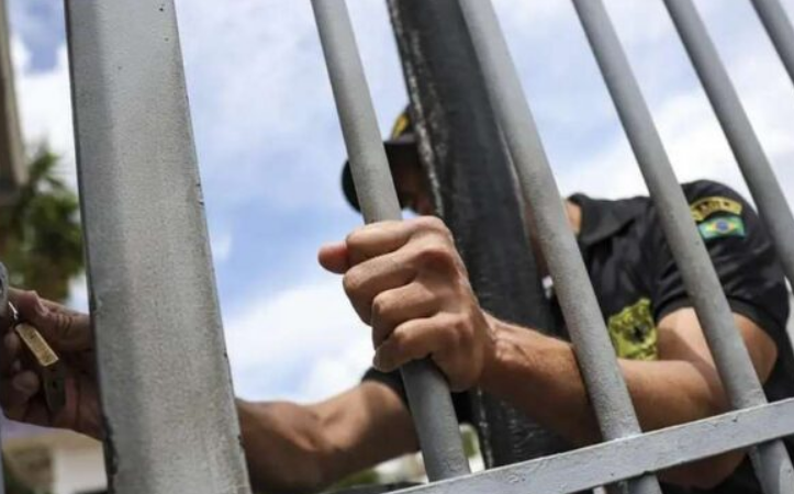 Portões do ENEM são fechados; prova começa às 13h30