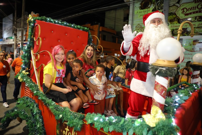 Festa para receber Papai Noel e show de luzes abrem o Natal de SJB