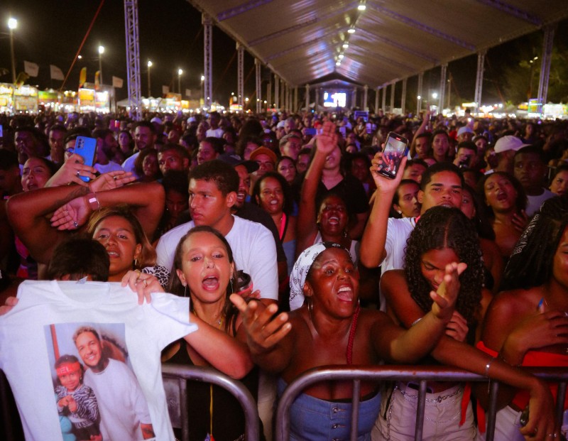 Casa cheia em mais um fim semana de shows no verão de SJB