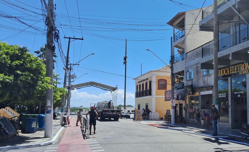 Prefeitura de SJB interdita ruas para montagem da estrutura do Carnaval