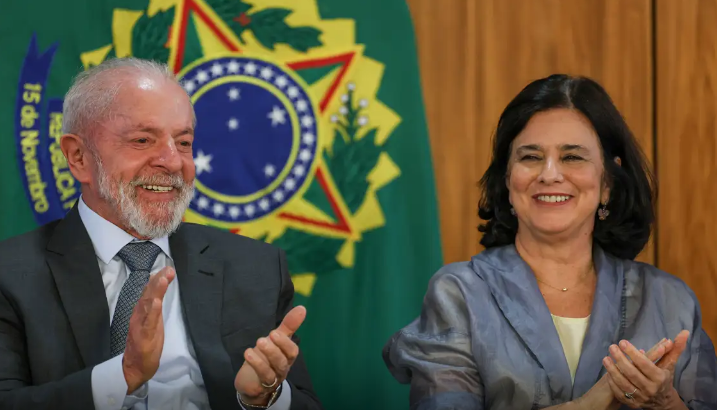 Governo anuncia vacina 100% nacional contra a dengue no SUS em 2026