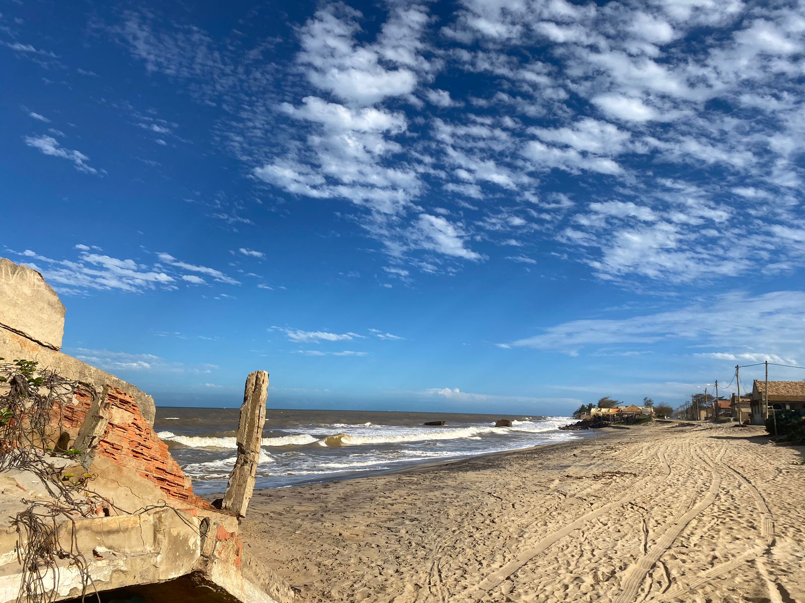 SJB abre licitação para estudo de viabilidade de contenção do mar