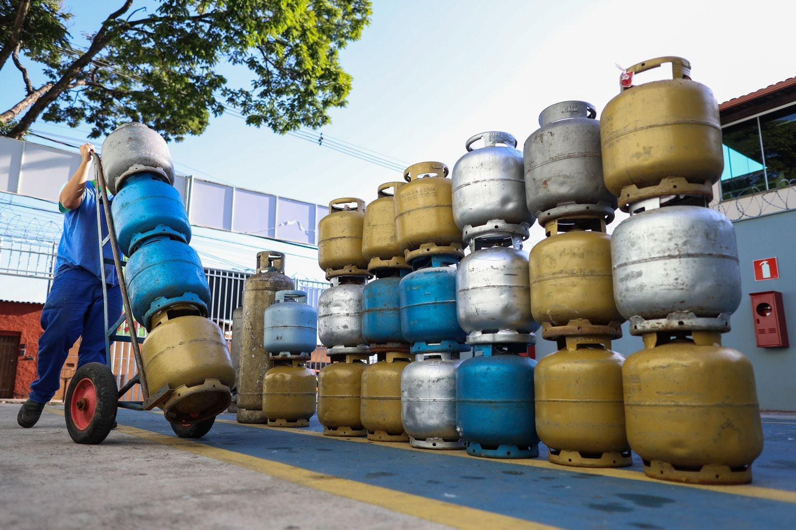 Gás de cozinha fica mais barato neste sábado com ICMS menor