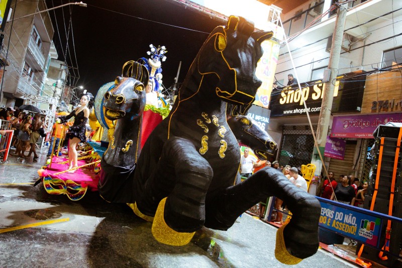 Vila Imperial leva para a Avenida o enredo É Carnaval