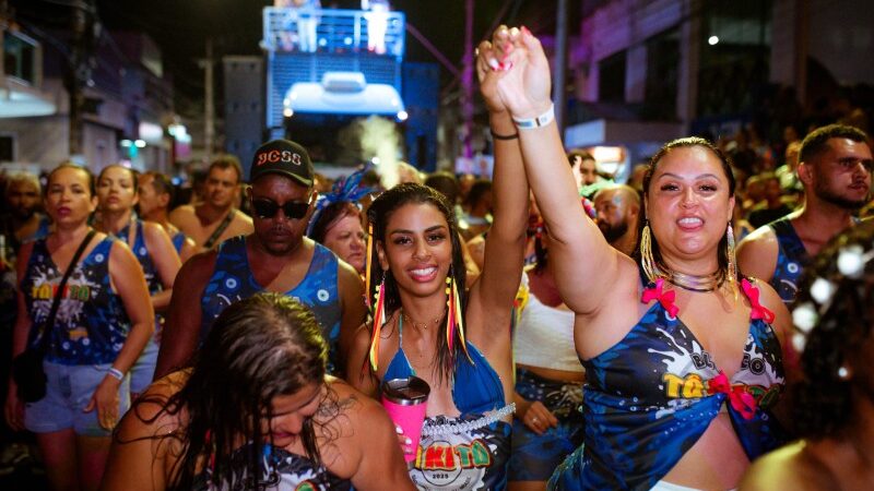 Blocos de abadá animaram a segunda-feira no Carnaval sanjoanense