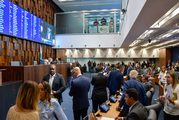 Alerj aprova projeto que ajuda servidores do estado a ter auxílio para quitarem dívidas