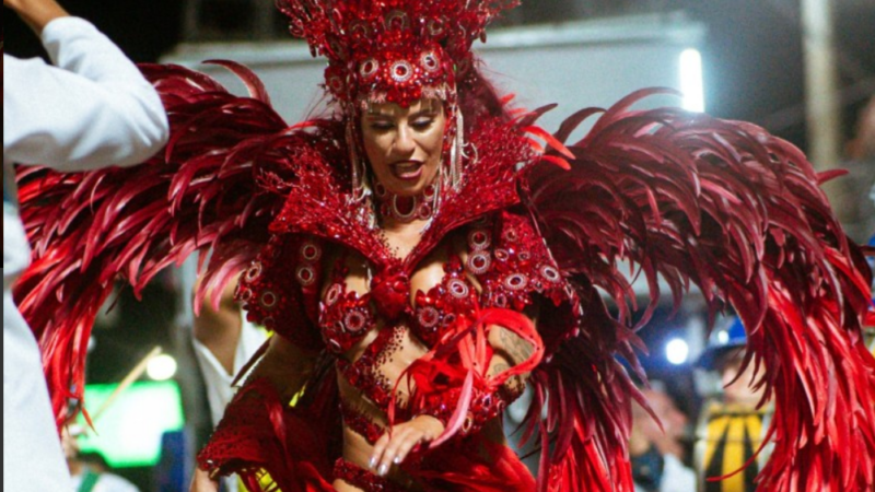 Chinês brilha na avenida com enredo sobre a mitologia do Universo