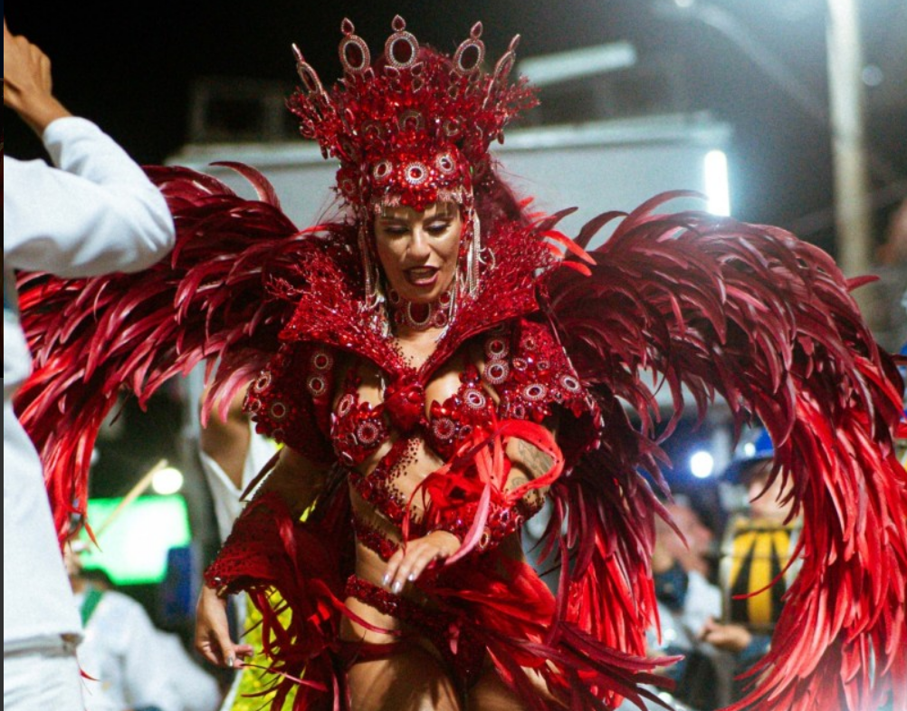 Chinês brilha na avenida com enredo sobre a mitologia do Universo
