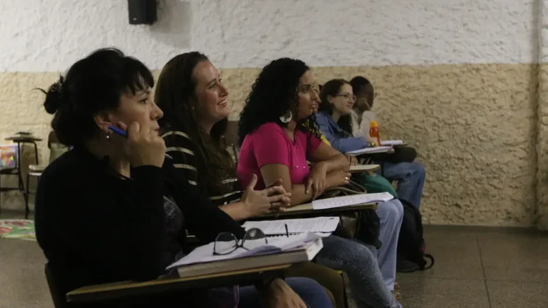 Rede de cursinhos populares dá bolsa de R$ 200 a estudantes