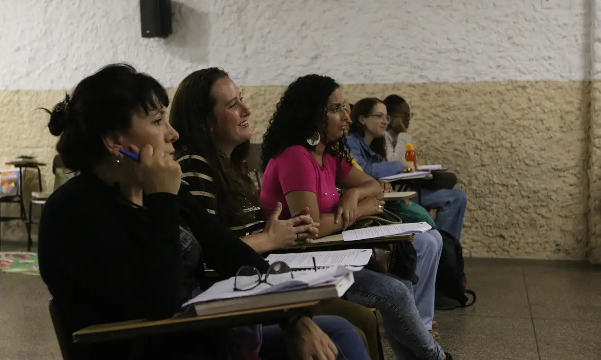 Rede de cursinhos populares dá bolsa de R$ 200 a estudantes