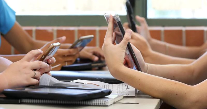 Restrição do uso de celular em escolas divide opinião de educadores