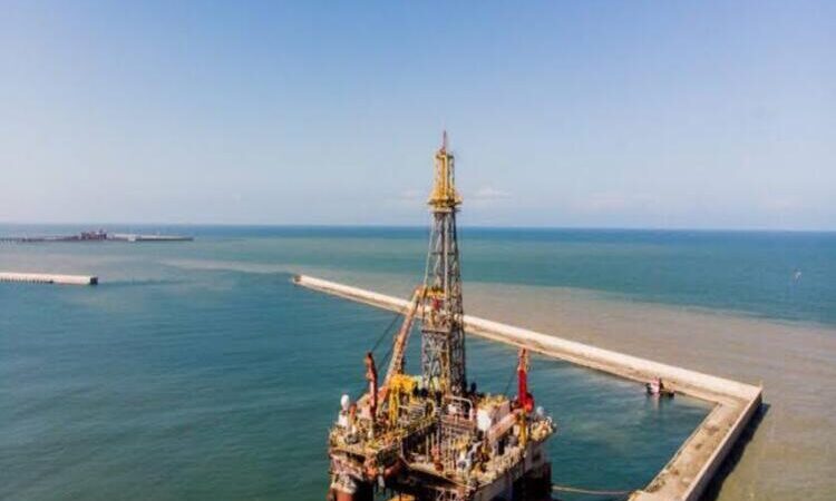 Temporal deixa plataforma à deriva no Porto do Açu