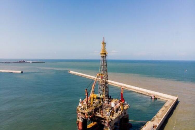 Temporal deixa plataforma à deriva no Porto do Açu