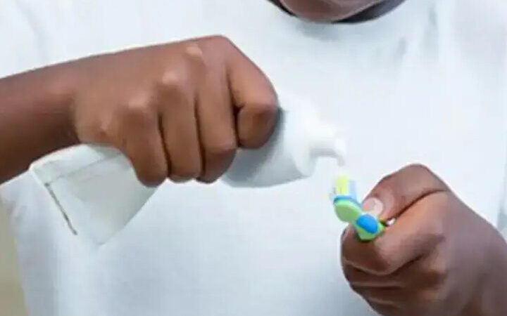 Anvisa volta a interditar pasta dental da Colgate