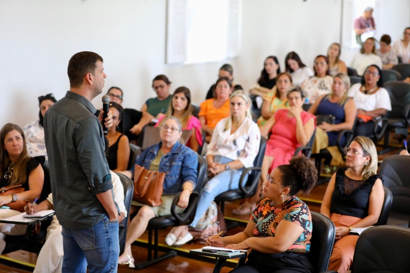 Estratégias de trabalho na rede municipal de ensino de SJB debatidas em reunião