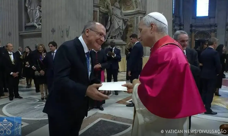 Alckmin entrega ao Papa convite para visitar o Brasil durante a COP30