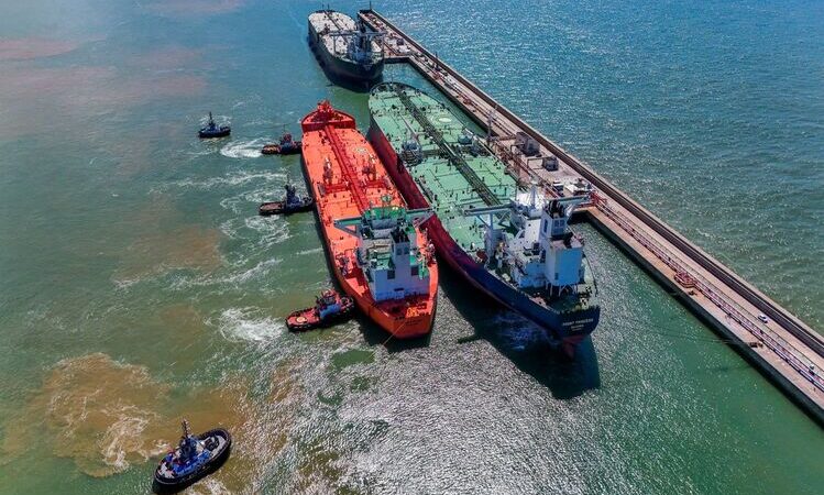 Vast conclui milésima operação de transbordo de petróleo no Porto do Açu