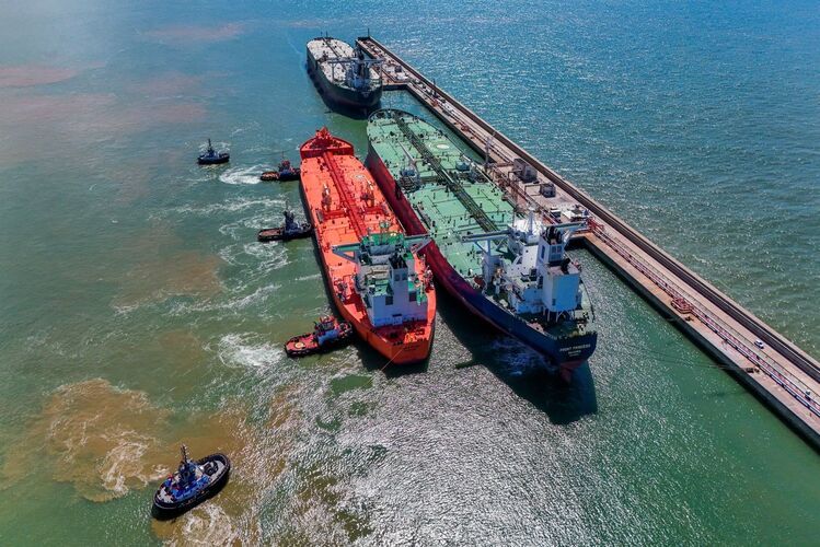 Vast conclui milésima operação de transbordo de petróleo no Porto do Açu