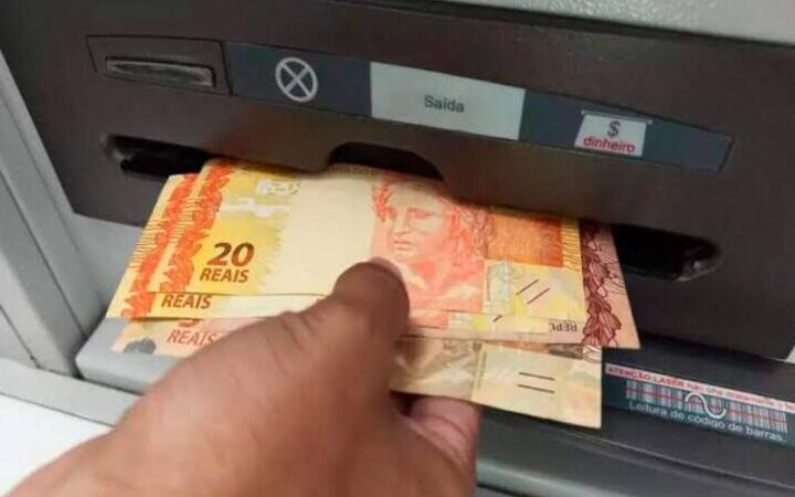 Aposentados do INSS que ganham mais que o mínimo começaram a receber 13º