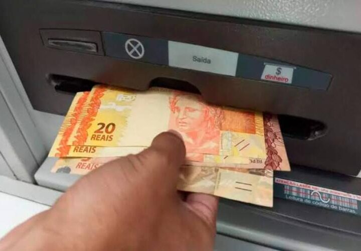 Aposentados do INSS que ganham mais que o mínimo começaram a receber 13º