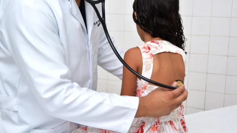 Pneumonia silenciosa preocupa médicos e pais com aumento de casos e complicações graves