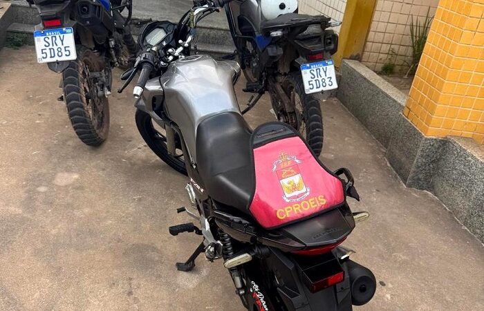 Moto sem placa é apreendida no Centro de São João da Barra; condutor não tinha habilitação.