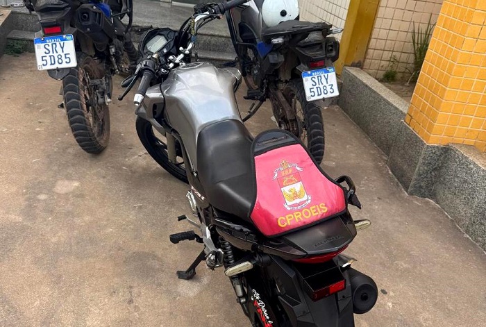 Moto sem placa é apreendida no Centro de São João da Barra; condutor não tinha habilitação.