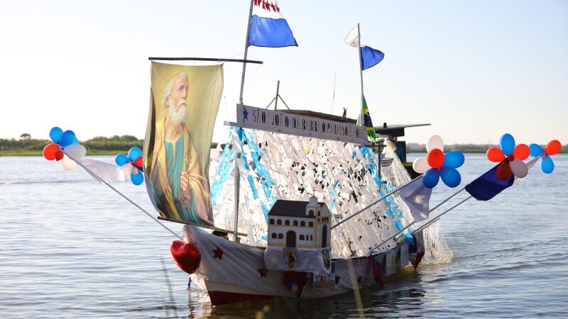 Desfile Fluvial de Canoas Ornamentadas realizada na festa de São Pedro