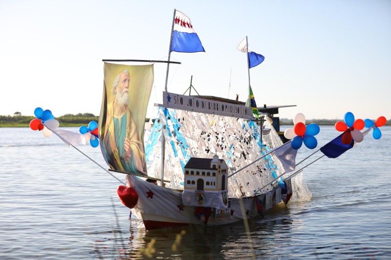 Desfile Fluvial de Canoas Ornamentadas realizada na festa de São Pedro