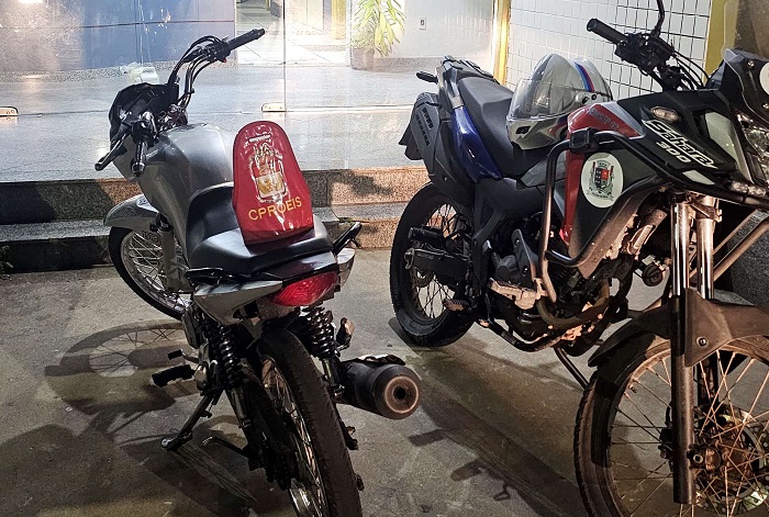 Mulher é detida pilotando moto irregular em São João da Barra; veículo fazia manobras proibidas