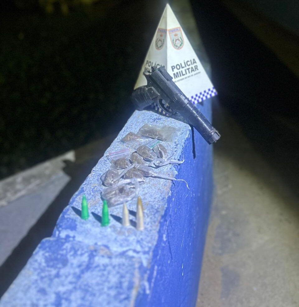 PM encontra drogas e réplica de pistola em terreno baldio em Atafona