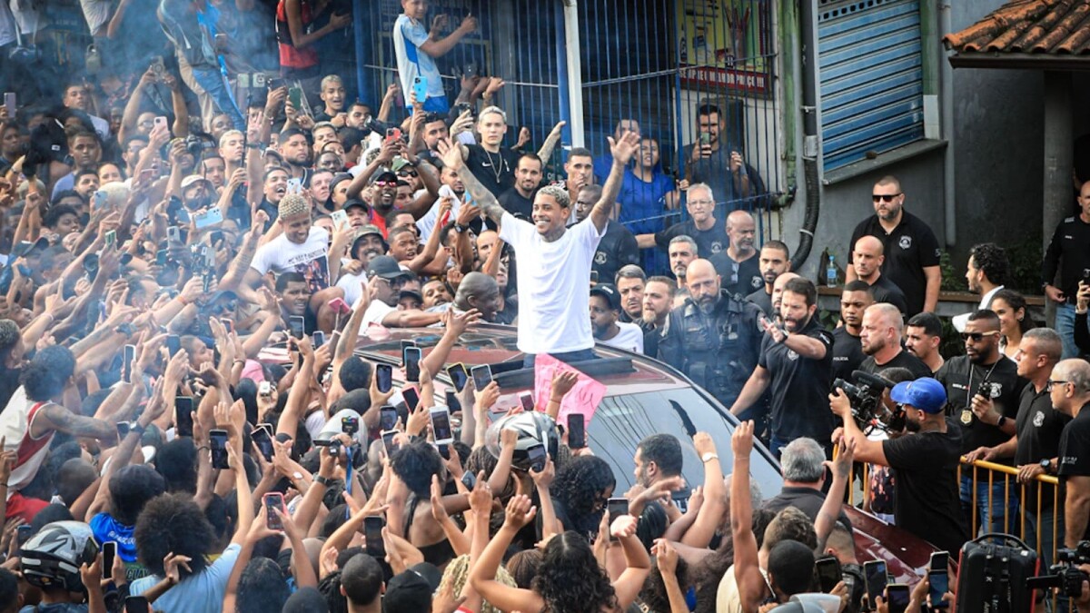 Mc Poze do Rodo foi solto e recebido por centenas de fãs