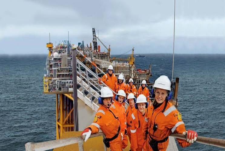 Mais de 320 vagas offshore abertas para contratação imediata em Campos