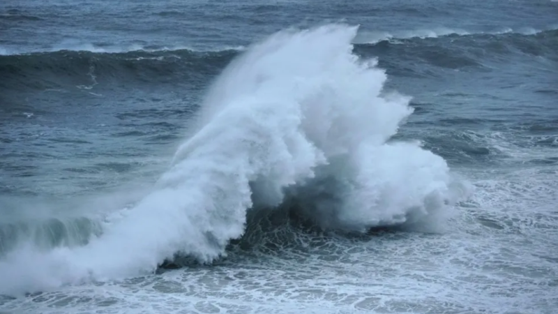 Marinha emite alerta de ressaca com ondas de até 2,5 metros no litoral do RJ