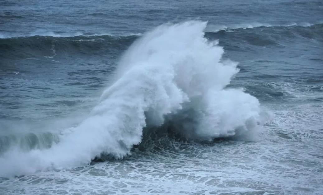 Marinha emite alerta de ressaca com ondas de até 2,5 metros no litoral do RJ
