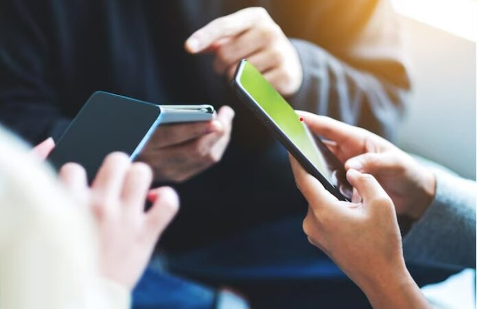 Justiça nega indenização a aluno que processou professor por tomar celular em sala de aula