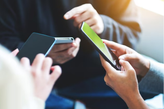 Justiça nega indenização a aluno que processou professor por tomar celular em sala de aula