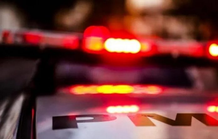 Homem assalta farmácia em Atafona e é preso minutos depois; dinheiro foi recuperado pela PM.