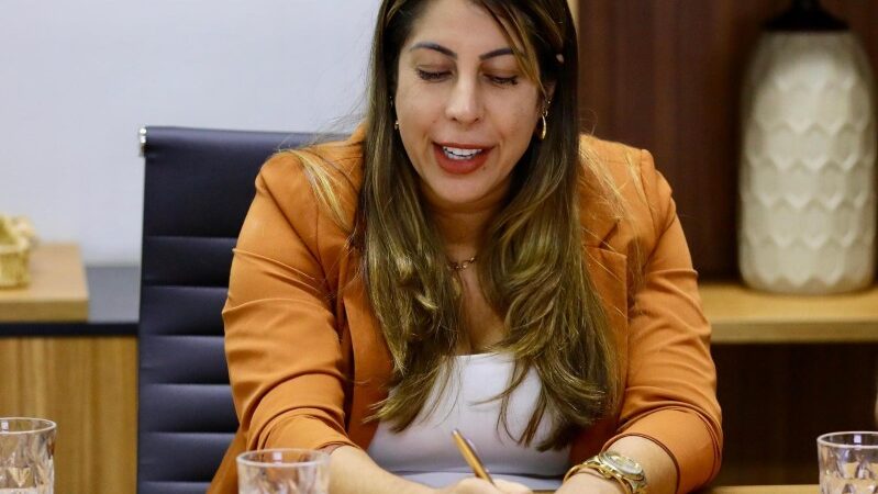 Prefeita Carla Caputi pede agenda com grupo do Estado sobre impactos do tarifaço dos EUA em São João da Barra