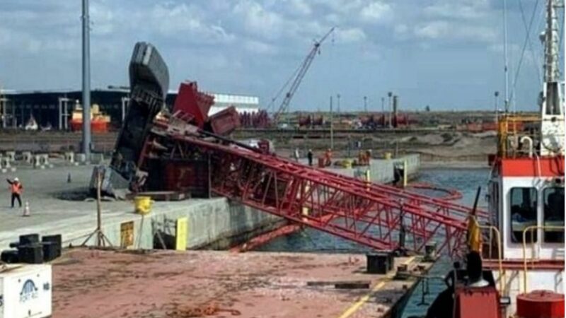 Guindaste de 750 toneladas tomba durante operação no Porto do Açu em São João da Barra