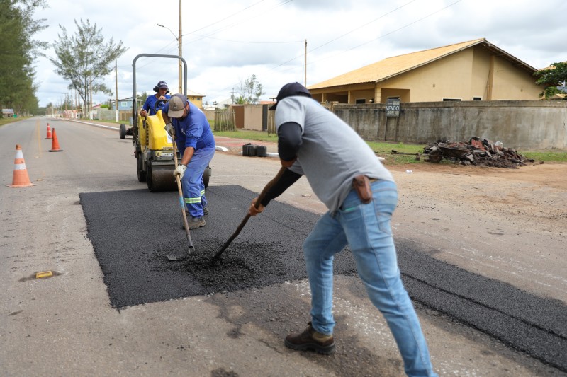 Avenida Atlântica entre Grussaí e Atafona passa por manutenção asfáltica